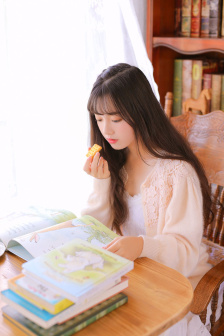 男子夜市触碰女生还偷闻发香